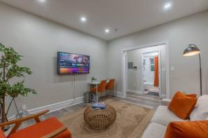 un salon avec un canapé et une télévision au mur dans l'établissement 40 OFF 3Days, 9 min to EWR, 2 Queen Beds, Sleeps 6, à Newark