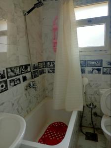 La salle de bains est pourvue d'une baignoire, de toilettes et d'un lavabo. dans l'établissement Spring house, à Qaryat Shākūsh