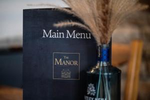 uma garrafa de menu principal com um monte de trigo dentro em The Manor em St Bees