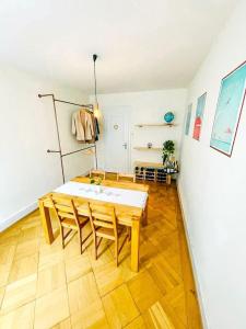 ein Esszimmer mit einem Holztisch und Stühlen in der Unterkunft Cozy Central 1BD Fast WiFi in Bern