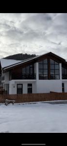 uma casa branca com uma cerca na neve em Diamond Bakuriani A6 em Bakuriani