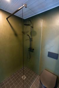 La salle de bains est pourvue d'une douche et de toilettes. dans l'établissement Paunküla Nature Resort (forest villa), à Ardu