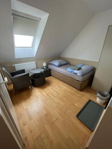 a small room with a bed and a table at Einzelzimmer mit Bad 14 in Meine