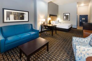 Postel nebo postele na pokoji v ubytování La Quinta by Wyndham Mt. Pleasant + 35 fotografií