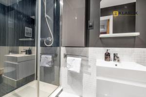 a bathroom with a shower and a sink at 30% OFF 28 Nights+ 3bed House - Klarok - Peterborough in Peterborough