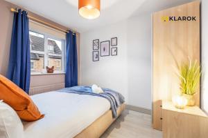 En eller flere senger på et rom på 30% OFF 28 Nights+ 3bed House - Klarok - Peterborough