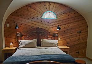 Кровать или кровати в номере Hobbithouse at White Lotus Eco Spa Retreat