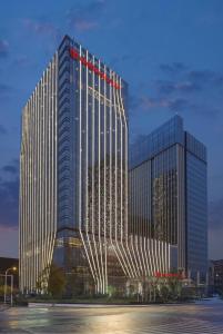 un edificio alto con molte finestre di Wanda Realm Wuhan a Wuhan