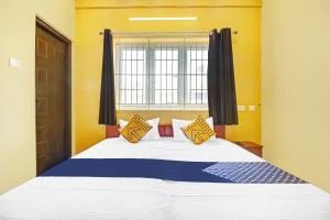 Ένα ή περισσότερα κρεβάτια σε δωμάτιο στο SPOT ON Kayal Residency