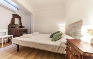1 dormitorio con 1 cama con tocador y espejo en A41- Olive Tree Street 1 Bed Flat en Lagos