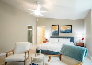 sypialnia z łóżkiem i 2 krzesłami w obiekcie Luxury Beach House - OCEAN VIEW - Game Room - 3 BR w mieście Daytona Beach Shores