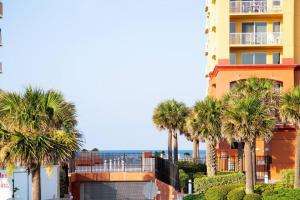 budynek z palmami przed oceanem w obiekcie Luxury Beach House - OCEAN VIEW - Game Room - 3 BR w mieście Daytona Beach Shores