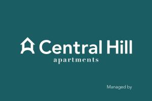 een logo van een appartement op een centrale heuvel bij Diario de Noticias by Central Hill Apartments in Lissabon