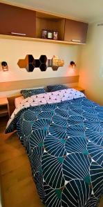 מיטה או מיטות בחדר ב-Camping le Phare d'Opale ( mobil home)