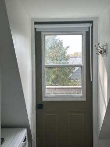 Fotografija u galeriji objekta Bright, Private, Peaceful Suite with Retail Conveniences Steps Away u gradu Toronto
