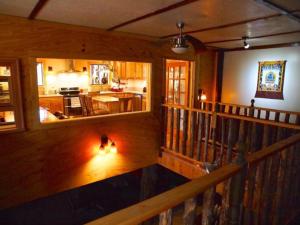 een woonkamer en keuken van een huis bij Suite Pea at White Lotus Eco Spa Retreat in Stanardsville