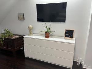TV i/ili multimedijalni sistem u objektu Bright, Private, Peaceful Suite with Retail Conveniences Steps Away