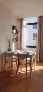 uma mesa e duas cadeiras num quarto com uma janela em The South Suite - trendy duplex op het Zuid em Antuérpia