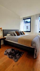 מיטה או מיטות בחדר ב-The South Suite - trendy duplex op het Zuid