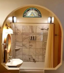 ein Badezimmer mit einem Waschbecken, einer Dusche und einer Badewanne in der Unterkunft Shire Suite at White Lotus Eco Spa retreat in Stanardsville