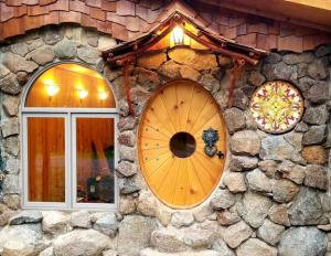 eine Steinmauer mit einem Fenster und einer Uhr in der Unterkunft Shire Suite at White Lotus Eco Spa retreat in Stanardsville