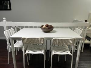 Fotografija u galeriji objekta Bright, Private, Peaceful Suite with Retail Conveniences Steps Away u gradu Toronto