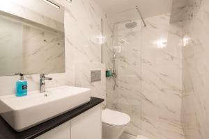 Koupelna v ubytování Gestema Luxury Residences + 28 fotografií