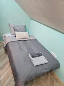 un letto nell'angolo di una camera di Booking Apartment Rajiceva a Belgrado