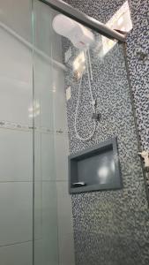 eine Dusche im Bad mit Glaswand in der Unterkunft Linda Casa de Praia com piscina, área verde - MOBILIADA à 150 m do mar em Tamandaré-PE in Tamandaré