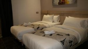 A bed or beds in a room at Hotel A44