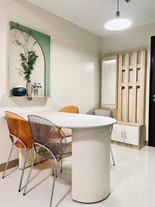 - une salle à manger avec une table et des chaises dans l'établissement Thompson Suites - 2-beds near OKADA, Bayshore 2, à Manille