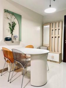 a dining room with a table and chairs at Thompson Suites - 2-beds near OKADA, Bayshore 2 in Manila
