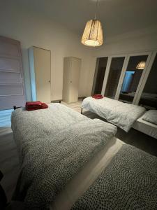 - une chambre avec 2 lits et un lustre dans l'établissement Lavanda House, à Vicence