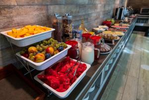 トビリシにあるJazz Hotelの様々な果物やその他の食べ物を揃えたビュッフェ