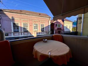 una mesa en un restaurante con vistas a un edificio en Excluzive en Odorheiu Secuiesc