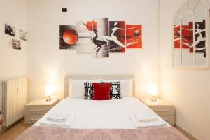 sypialnia z białym łóżkiem z 2 lampami w obiekcie 13- Tourist House Bologna Pratello - Self check-in w Bolonii