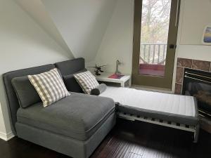 Krevet ili kreveti u jedinici u okviru objekta Bright, Private, Peaceful Suite with Retail Conveniences Steps Away