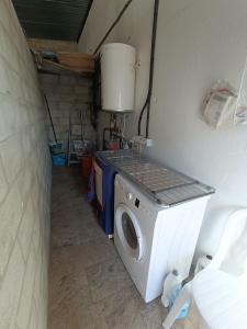 - un lave-linge et un sèche-linge dans une petite pièce dans l'établissement Pueblos blancos, à Vejer de la Frontera