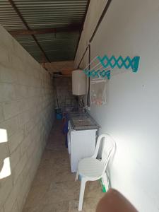 Habitación con una silla blanca y un mostrador en Pueblos blancos en Vejer de la Frontera