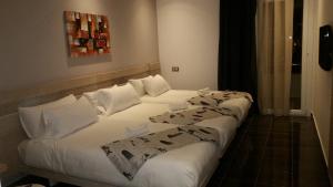 A bed or beds in a room at Hotel A44
