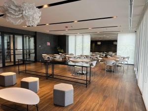 a dining room with tables and chairs in a building at Lujoso departamento en San Pedro in Monterrey