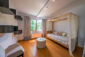 sala de estar con cama y sofá en Maison Détroit : Iconic 3Br Triplex w/ GREAT Views, en Estambul