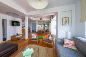 uma sala de estar com um sofá e uma mesa em Maison Détroit : Iconic 3Br Triplex w/ GREAT Views em Istambul