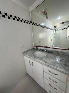 y baño con lavabo y espejo. en Apartamento com ótima vista para o mar em BC, en Balneário Camboriú