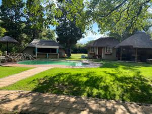 una casa con piscina nel cortile di Silken Trap Guest House NO LOADSHEDDING a Johannesburg