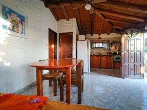 ein Esszimmer mit einem Holztisch und Stühlen in der Unterkunft Cabaña de troncos en Nono, Córdoba in Nono + 12 Fotos