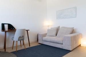 a living room with a couch and a table and a chair at Vitaminas - Casa de Playa y Café in Punta del Este