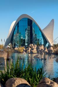 uma vista para a Ópera sydney com patos na água em Habitación céntrica de Lujo Gv 4 em Valência