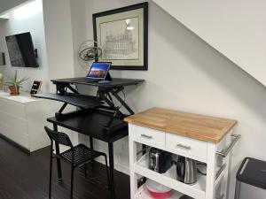 TV i/ili multimedijalni sistem u objektu Bright, Private, Peaceful Suite with Retail Conveniences Steps Away