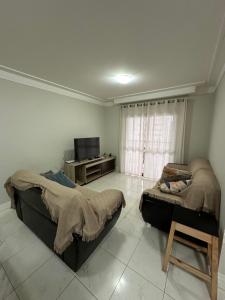 Sala de estar con 2 camas y TV en Apartamento com ótima vista para o mar em BC, en Balneário Camboriú